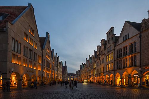Münster, Prinzipalmarkt, Münster's goede kamer op het blauwe uur, kort na zonsondergang.