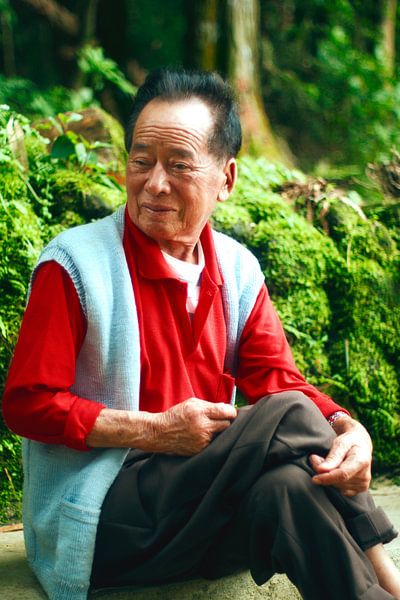 Oude lachende Chinese man by André van Bel
