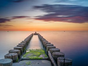 Buhne beim Sonnenuntergang an der Ostsee