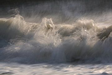An incoming wave by Ronald Pol