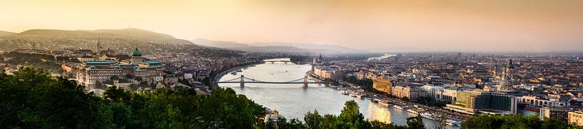 Panorama foto van de stad Boedapest met de rivier de Donau. van Björn Jeurgens