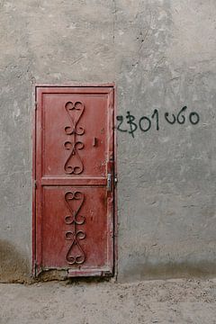 Rote Tür in einer Wüstenstadt in Mauretanien