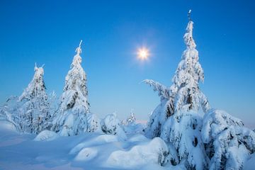 Wintermond überm verschneiten Erzgebirge von Daniela Beyer