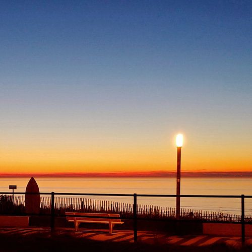 Elektrische zonsondergang (à la Edward Hopper aan zee)