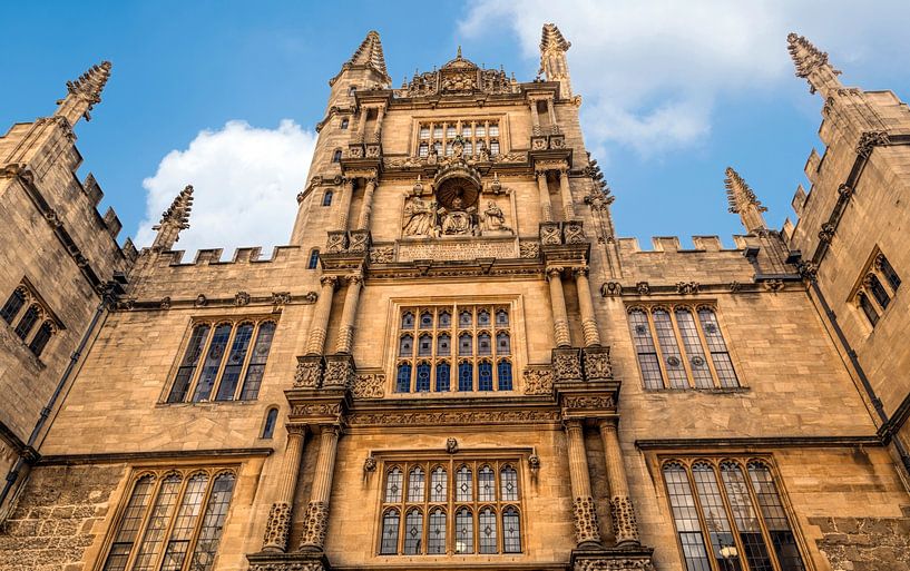 Imposante facade van de Bodleian Library, Oxford, Oxfordshire, England,  Groot-Brittannië van Mieneke Andeweg-van Rijn
