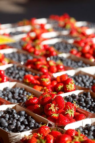 Fresh strawberries and blueberries in hulls