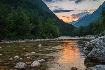 Lepena rivier bij zonsondergang