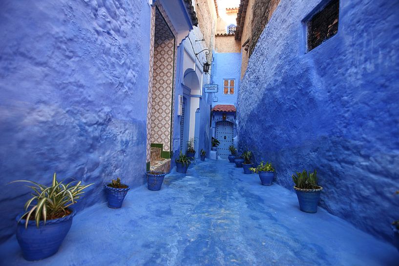 Straße im marokkanischen Chefchaouan mit blauen Wänden von Henny Hagenaars