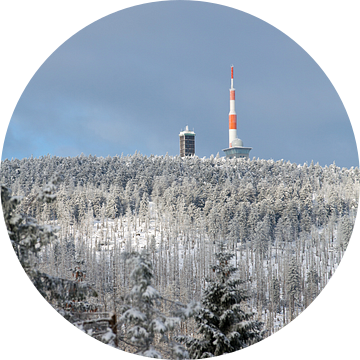 Uitzicht op de Brocken (Harz) met weerstation en Brockenhaus van t.ART