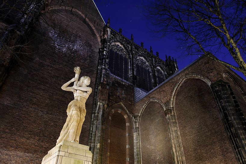 Le monument de la résistance sur la Domplein en face de l'église Dom à Utrecht par Donker Utrecht