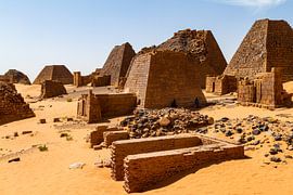 Les pyramides de Méroé sur Roland Brack