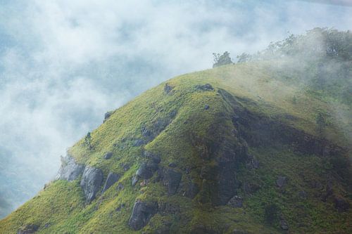 Mistige heuvels in Sri Lanka von Gijs de Kruijf