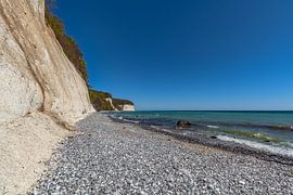 Roches de craie dans la Stubbenkammer, bateau de plaisance à l'horizon sur GH Foto & Artdesign