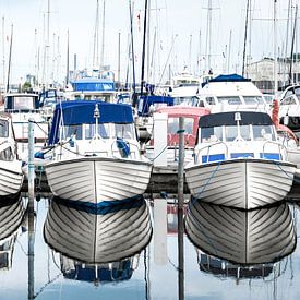 Motorboten in de jachthaven weerspiegeld in het water van Andrea Gaitanides - Fotografie mit Leidenschaft