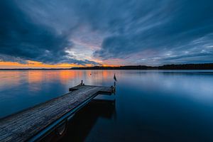 Jetée en bois dans un lac suédois sur Martijn Smeets