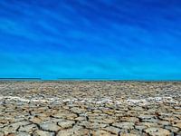 Gebarsten aarde onder blauwe lucht