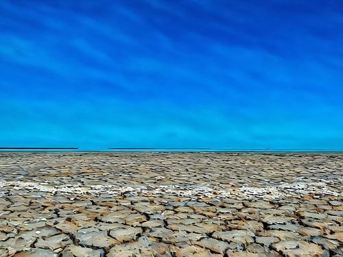 Rissige Erde unter blauem Himmel