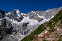 Alpes suisses - Sentier de montagne jusqu'au glacier sous le ciel bleu