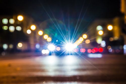 Koplampen van auto's bij nacht