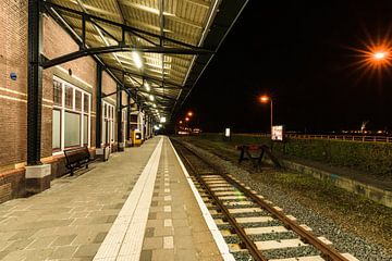 Station perron met Kamper treinspoor