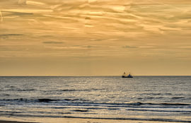 Fischerboot vor der Küste von Zandvoort. von Don Fonzarelli