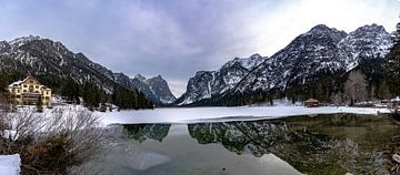 Wintertijd bij Lago di Dobbiaco. van Jaap van den Berg