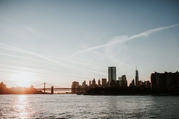 Skyline New York vom Wasser aus bei Sonnenuntergang | Farbenfrohe Reisefotografie von Trix Leeflang
