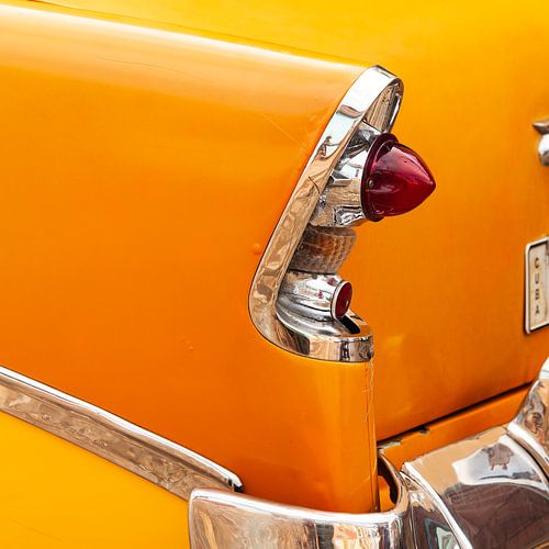 Détail d'une vieille voiture - feu arrière d'une voiture cubaine jaune