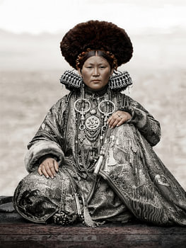 Portret (gerestaureerd) van een prinses uit Mongolië uit 1920
