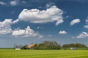 Bauernhof in der Nähe des friesischen Dorfes Vijfhuizen im Norden der Provinz
