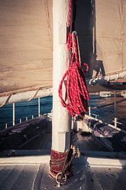 Nautisches Detail – Das rote Seil der Feluke von Milene van Arendonk