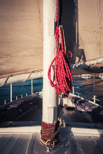 Nautisch Detail – Het Rode Touw van de Feloeka