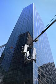 Reflective skyscraper by Frank's Awesome Travels