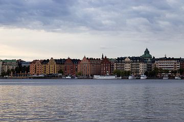 Ansicht von bunten Gebäuden auf der Insel Kungsholmen in Stockholm, Schweden von Kelsey van den Bosch