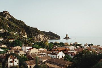 Uitzicht over Agios Gordios op eiland Corfu | Reisfotografie fine art foto print | Griekenland, Euro van Sanne Dost