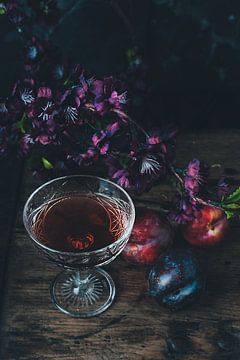 Stilleven van zomerse cocktail met fruit in diep paarse kleuren van From My Eyes