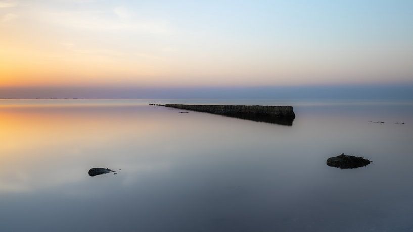 Serene rust aan het Wad op Wieringen tijdens zonsondergang (grijstint) van Bram Lubbers