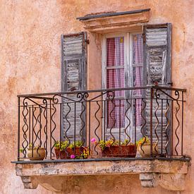 Mediterraan oud raam met balkon van Fartifos