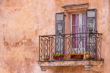 Mediterranes, altes Fenster mit Balkon