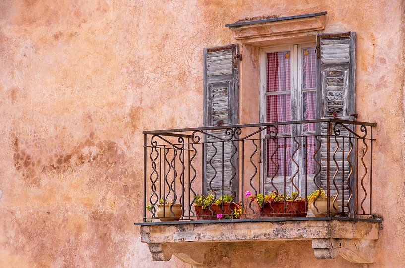 Mediterranes, altes Fenster mit Balkon von Fartifos