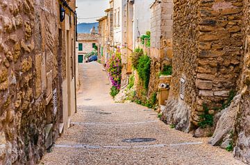 Gezicht op een smalle straat in Capdepera, kleine oude stad op Mallorca van Alex Winter