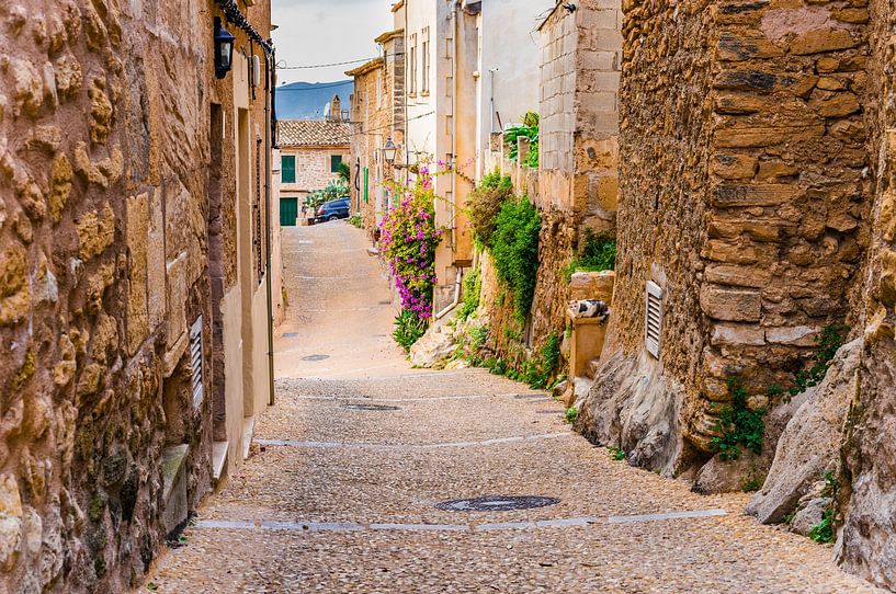 Blick auf eine enge Straße in Capdepera, einer kleinen Altstadt auf Mallorca von Alex Winter