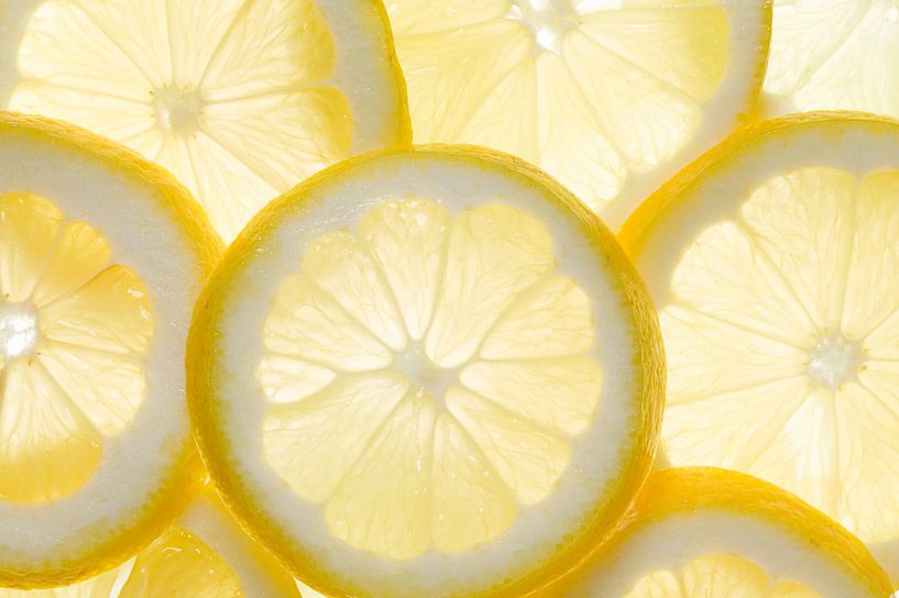 Mehrere Zitronenscheiben (durchleuchtet) von BeeldigBeeld Food & Lifestyle