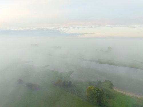 Mistige IJssel vanuit de lucht tijdens de herfst
