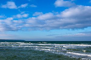 Wellen am Strand an der Ostseeküste in Warnemünde