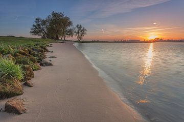 Zonsondergang merwede Werkendam. van Adrian Visser