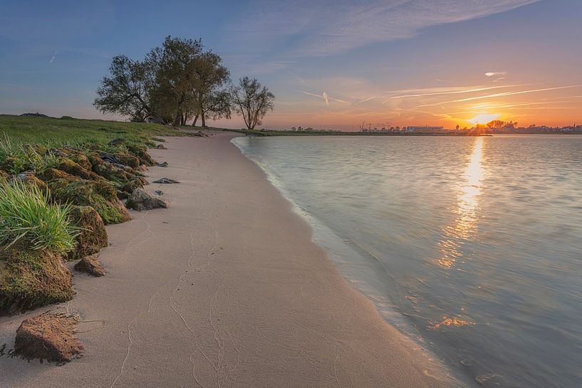 Zonsondergang merwede Werkendam. van Adrian Visser