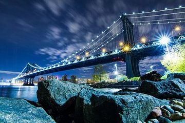Le pont de Manhattan de nuit sur Fabian Bosman