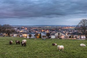 De avond valt over Simpelveld von John Kreukniet