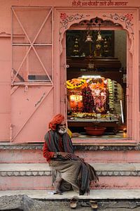 Mann am Hindu-Tempel in Indien von Gonnie van de Schans